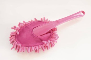 Beyaz arkaplanda temizlik için pembe plastik fırça 