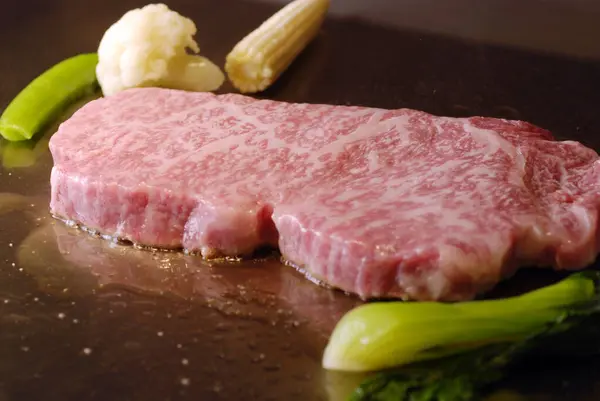 Frisches Rindfleisch Roh Auf Dem Grill Mit Scharfem Und Würzigem — Stockfoto