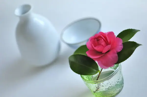 Růžová Květinová Váza Stole — Stock fotografie