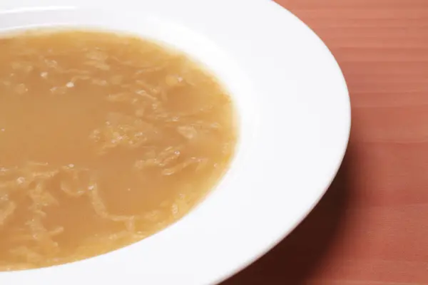 Schüssel Mit Köstlicher Suppe Auf Dem Tisch Serviert — Stockfoto