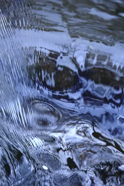 Respingo Água Uma Margem Rio — Fotografia de Stock