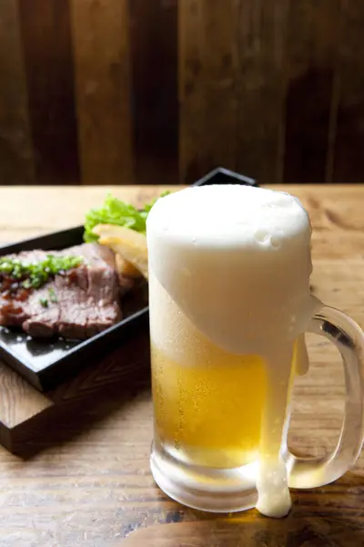 맥주와 테이블에 음식의 — 스톡 사진