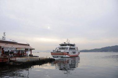 Gün batımında Japonya 'da feribot.