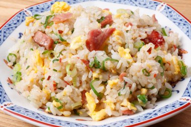 pirinç ve sahanda yumurta, pastırma ve sebzeli.