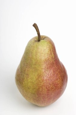 yakın - beyaz zemin üzerinde taze olgun armut görünümü