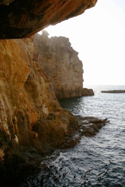 Bir adanın kayalık kıyısı, büyük bir uçurum