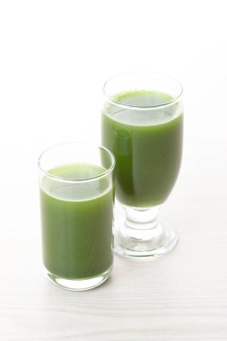 Bardak beyaz zemin üzerine taze meyve suyu