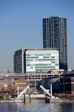 Yeni modern apartman binaları şehir silueti 