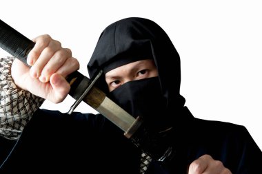 Beyaz arka planda kılıçlı genç Asyalı adam.