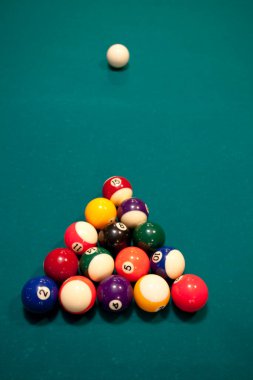 Bilardo topları bir bilardo masası üzerinde