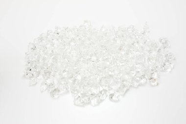 Beyaz arkaplanı olan kristallerin yakın plan görüntüsü