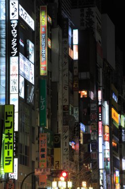 Gece şehir manzarası ve açık hava reklamı. 