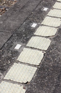 Parkta beyaz kaldırım