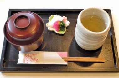 Japon çayı seti masada.