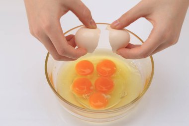 Yumurta tutan kadınların elleri