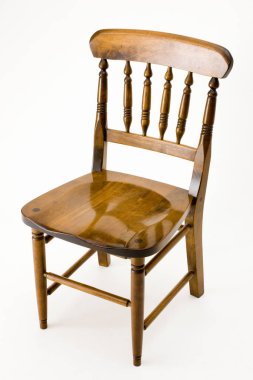 Beyaz arka planda ahşap çatı katı tarzı sandalye