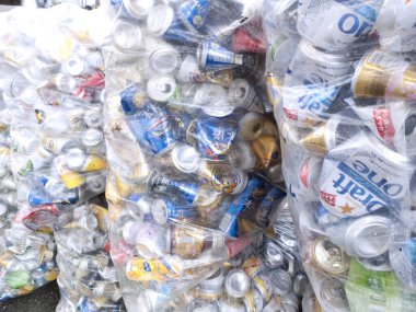Plastik torbalarda geri dönüşüm kutuları