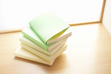 Renkli kapaklarla kitapları kapat