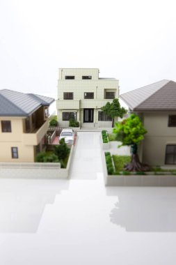 Beyaz arka plandaki küçük ev modelleri, ipotek kavramı