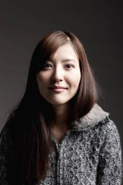 Genç ve güzel Asyalı bir kadının portresi.