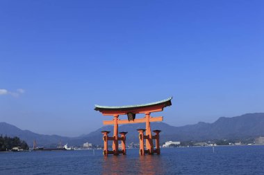 Miyajima Adası, Hiroşima, Japonya 'daki Torii Kapısı. Çeviri: Itsukushima Tapınağı