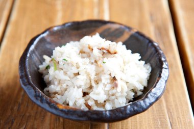 Lezzetli pirinçler masada.