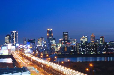 Geceleri Tokyo 'nun manzaralı Sumida Nehri' nde evler ve binalar diziliyor. 