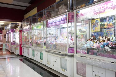 Renkli pençe makineleriyle dolu parlak atari salonu