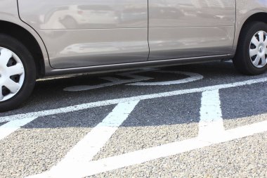 Otopark, arka planda yol tabelası, kapatın.