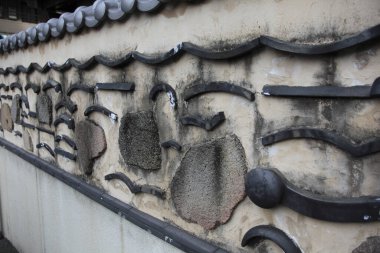 Farklı boyutlarda eski taş duvarlar.