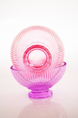 Arka planda iki cam kase, kapatın.