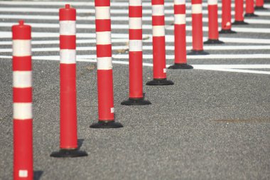 Yol arkaplanındaki yol işareti, kapat