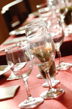 Restoranda servis edilen zarif masada boş bardaklar.          