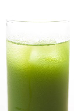 Aydınlık zemin üzerinde buzlu kibrit yeşil çayın yakın plan görüntüsü                                                   