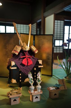 Arka planda geleneksel Japon stili Satsuki Bebeği, kapat
