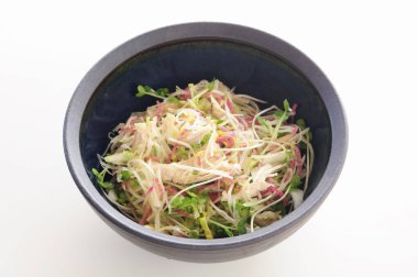 Bir kasede taze sebzeli salata, beyaz üzerine izole edilmiş.