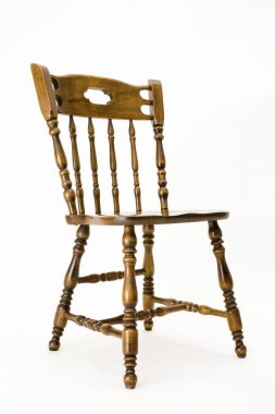 Beyaz arka planda ahşap çatı katı tarzı sandalye