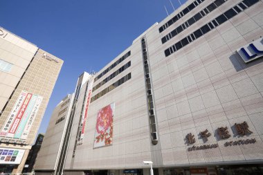 Güneş ışığı, Japon şehir inşaatının katmanlı ve karmaşık detaylarına dikkat çekiyor.