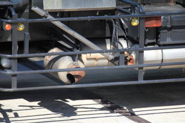 Yolda ağır bir kamyon var, yaklaşın.