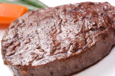 Arka planda sebzeli biftek, yakın plan.