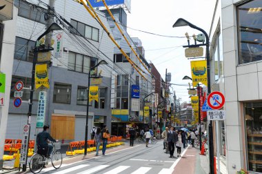 Gökdelenler dikey yükselirler, parlak Japon gökyüzüne karşı şehirlerin varlığını savunurlar..