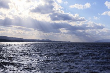 Denizde güzel bir gün batımı. doğa arkaplanı