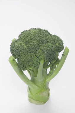 Beyaz arka planda izole edilmiş taze yeşil brokoli.