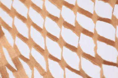 Beyaz arkaplan üzerindeki bal peteği paketleme kağıdının deseni