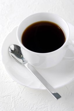 Beyaz fincan kahve beyaz zemin üzerine.