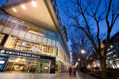 Tokyo şehrindeki Modern Omotesando Caddesi, Japonya.