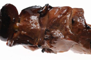 Beyaz arka planda izole edilmiş ızgara tavuk.