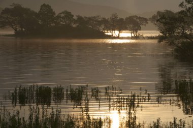 Gölün üzerinde güzel bir gün batımı