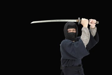 Siyah kıyafetli ve siyah maskeli Asyalı bir ninja.