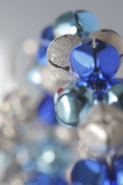 Parlak mavi ve gümüş Noel süslerinin yakın plan görüntüsü.          